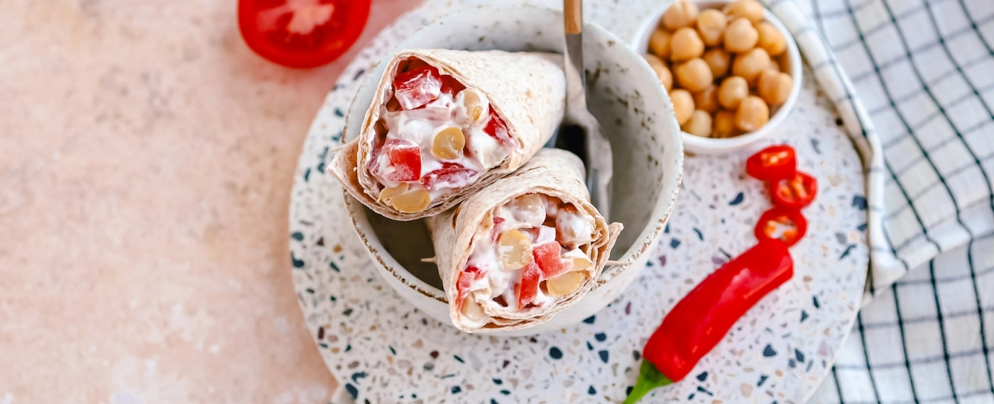 Pittige kikkererwten wrap met tomaat