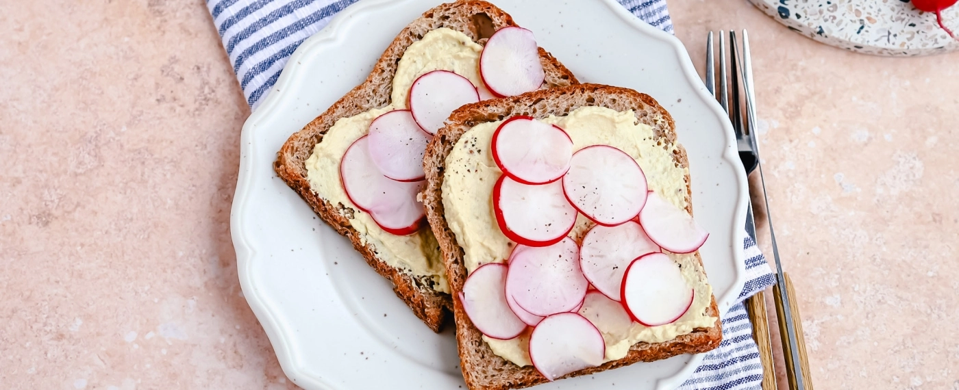 Pittige sandwich met hummus & radijsjes