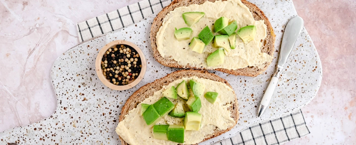 Brood met hummus & avocado