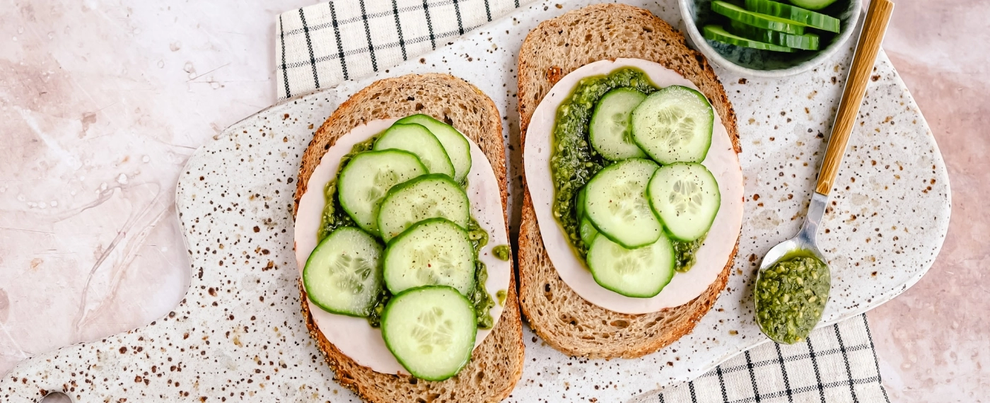 Brood met kalkoenfilet, pesto & komkommer