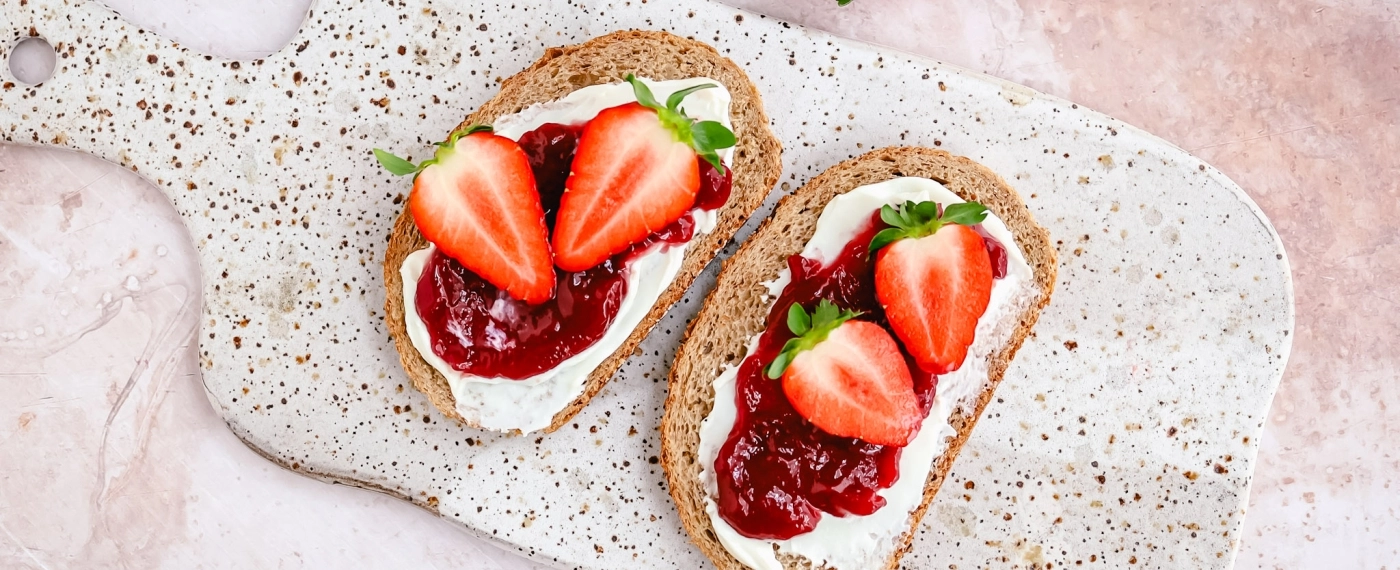 Brood met zuivelspread & aardbeienjam