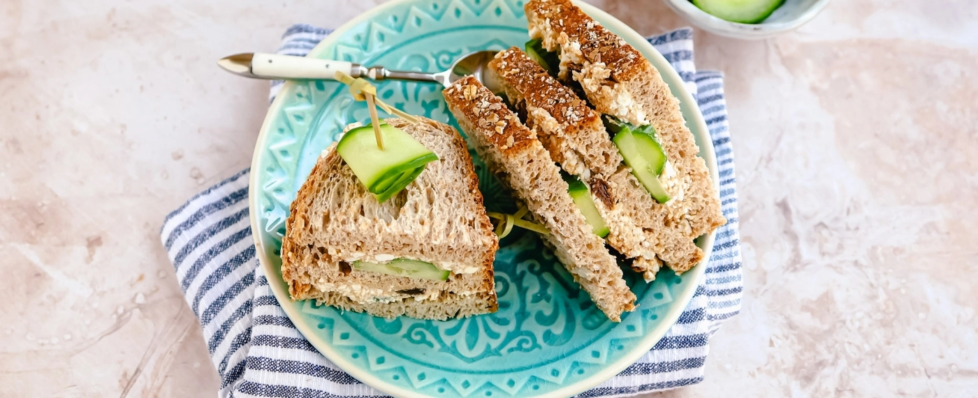 Clubsandwich met pindakaas, cottage cheese & kokos