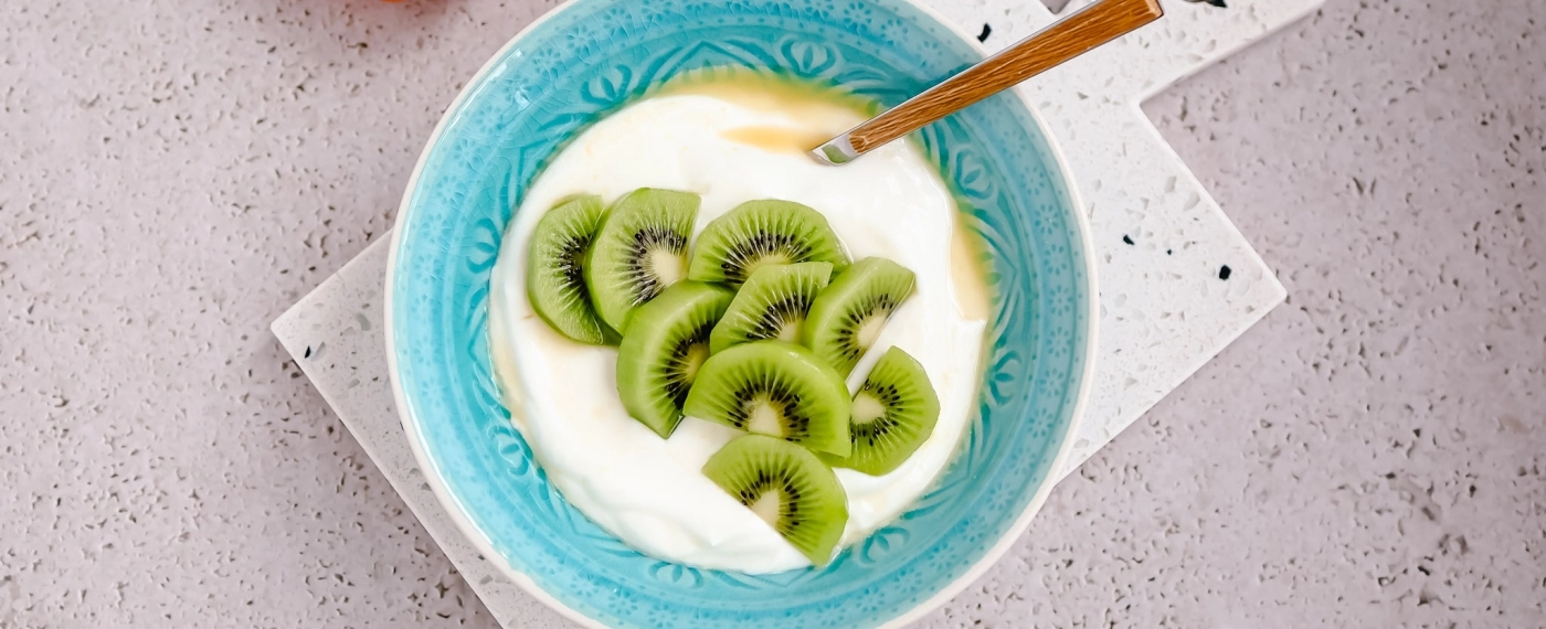 Kwark met sinaasappelsap & kiwi