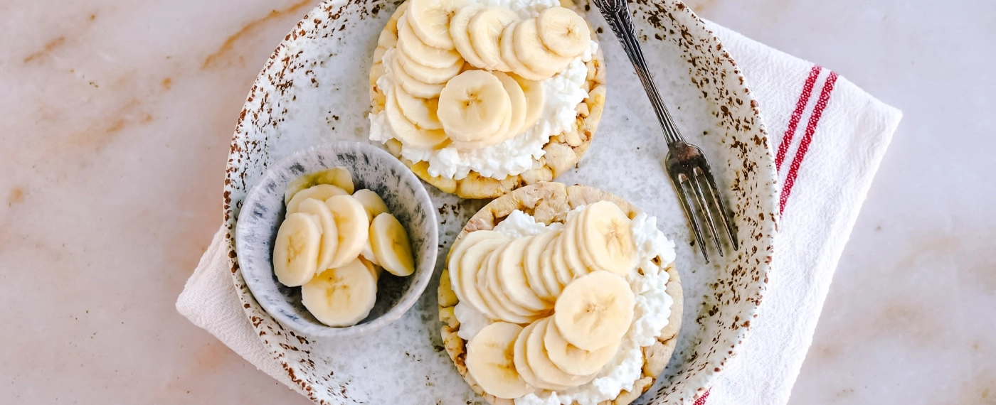 Maïswafels met cottage cheese & banaan