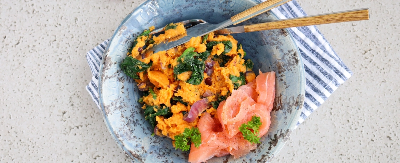 Stamppot van zoete aardappel met gerookte zalm