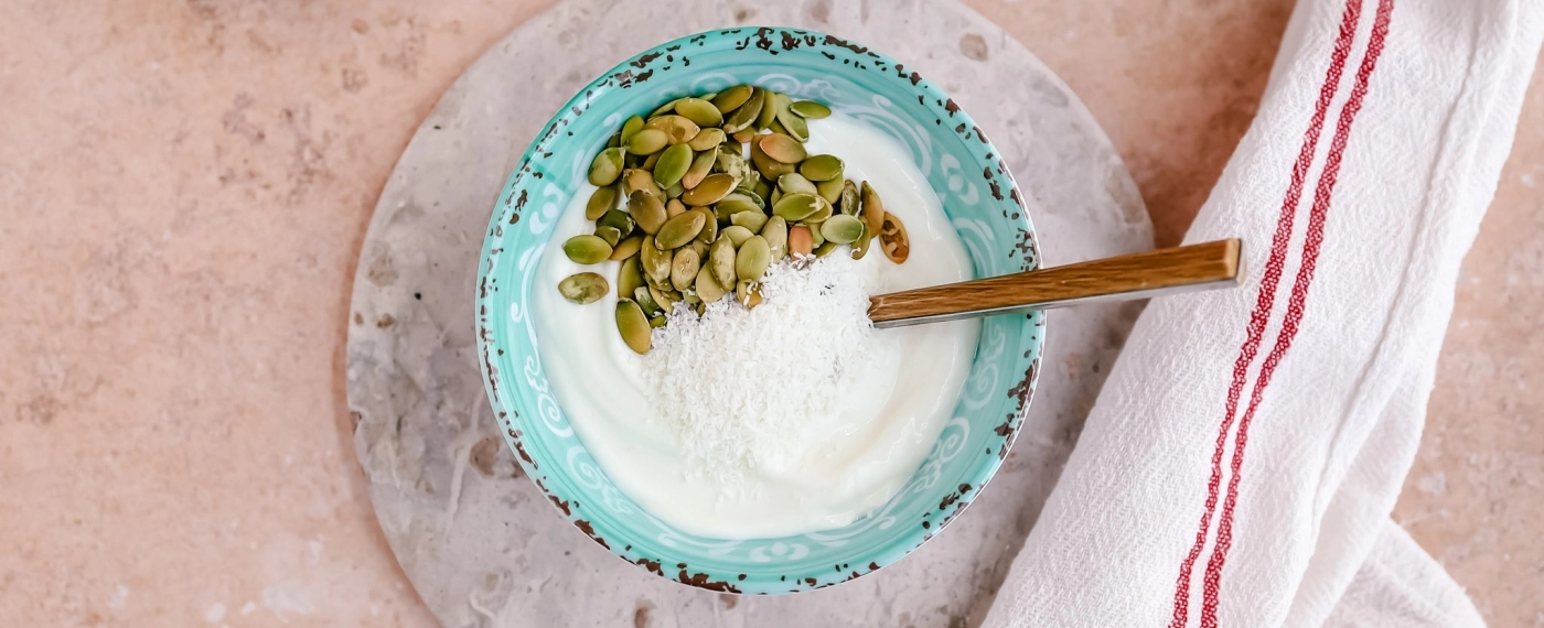Yoghurt met pompoenpitten & geraspte kokos