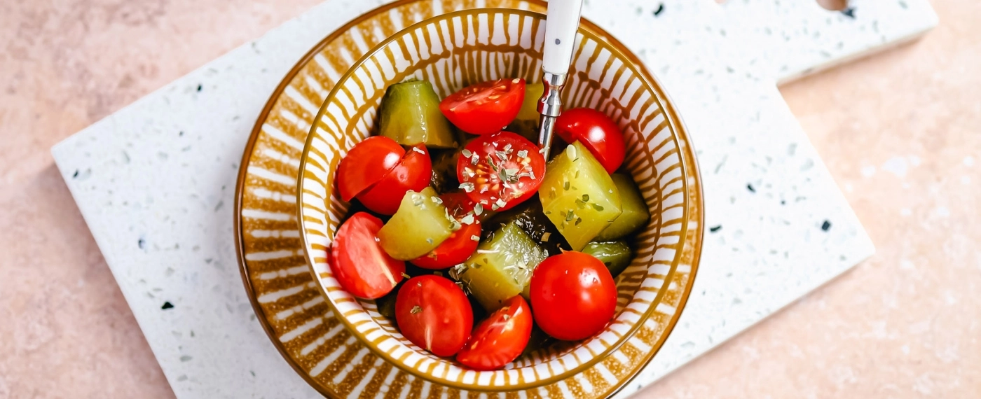 Augurken met cherry tomaten