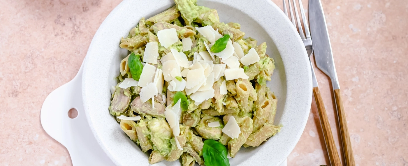 Penne in romige avocado-pestosaus met kip & champignons