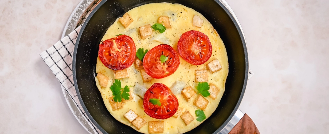 Stevige tofu omelet met gebakken tomaat