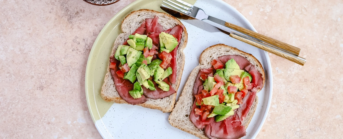 Brood met rosbief, avocado & tomaat