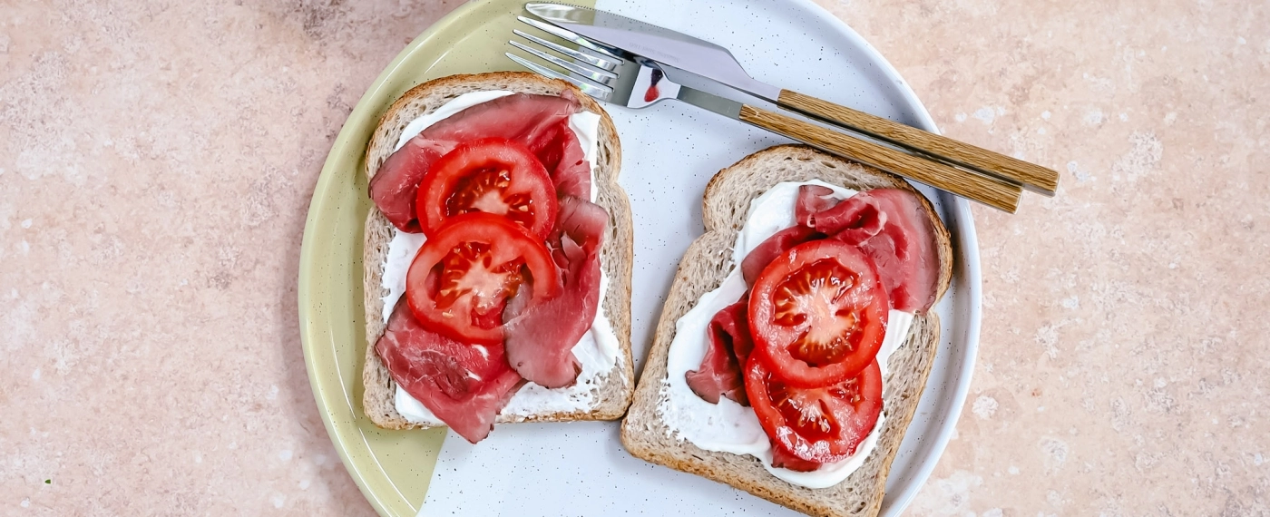 Brood met zuivelspread & rosbief