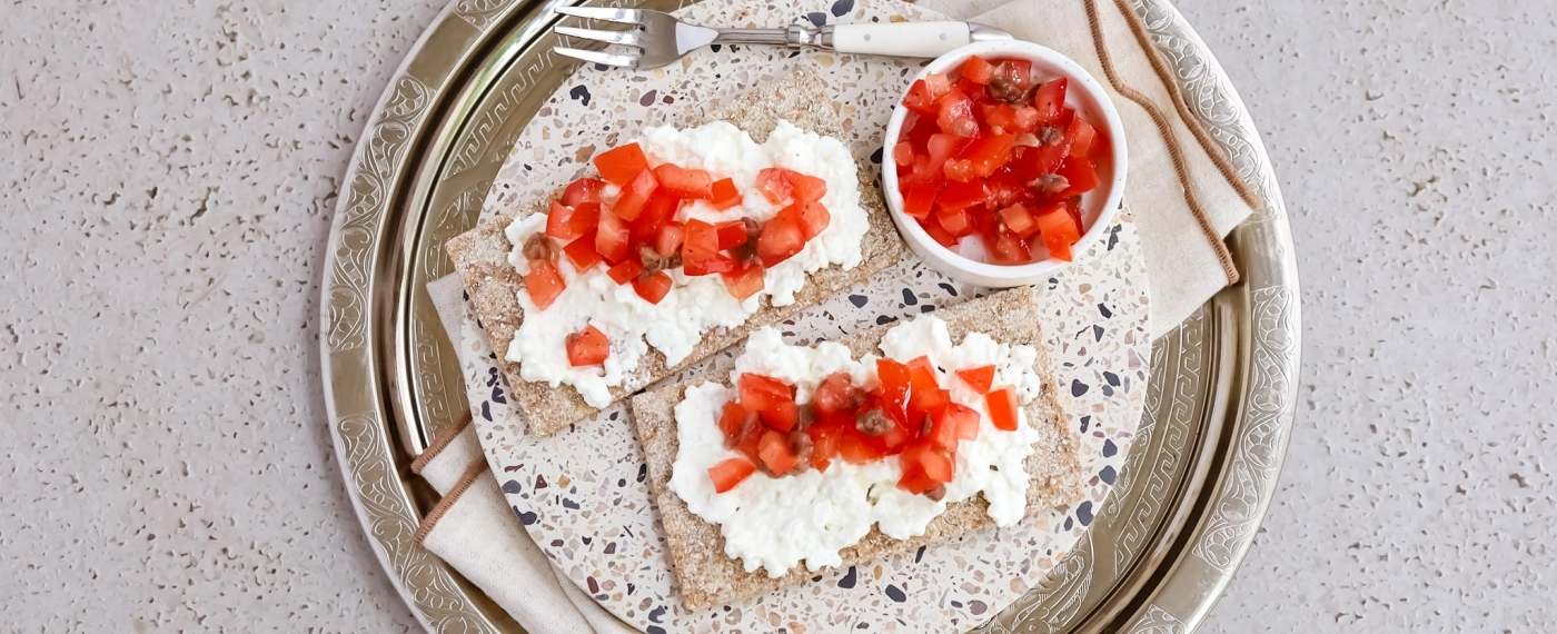 Crackers met cottage cheese & tomatentapenade