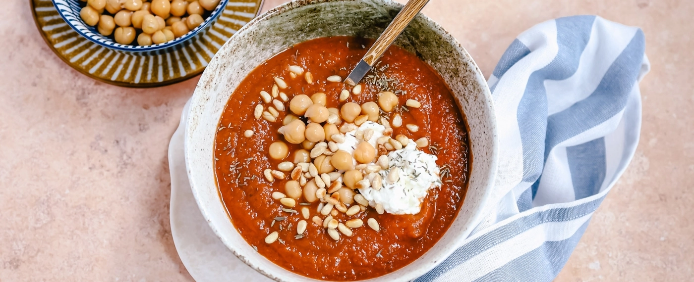 Aubergine-tomaat soep met kikkererwten & ricotta-fetacrème