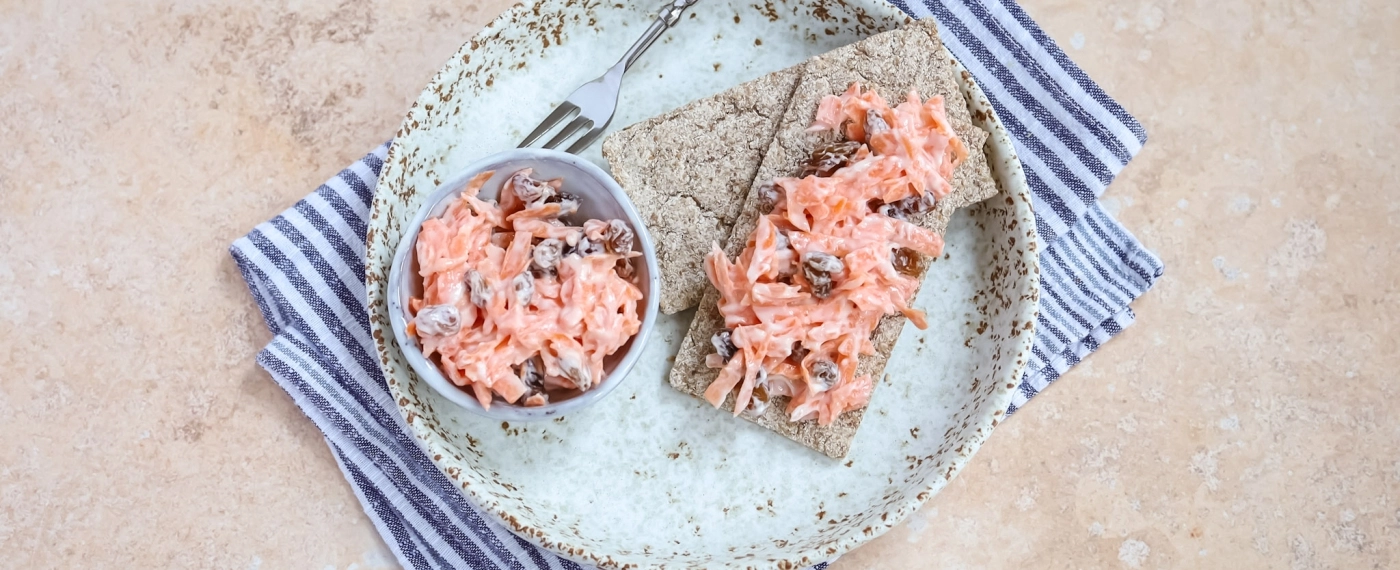 Crackers met wortel & rozijnensalade
