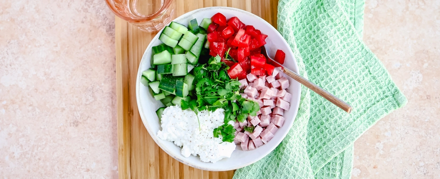 Eiwitrijke ontbijtsalade met cottage cheese & hamblokjes