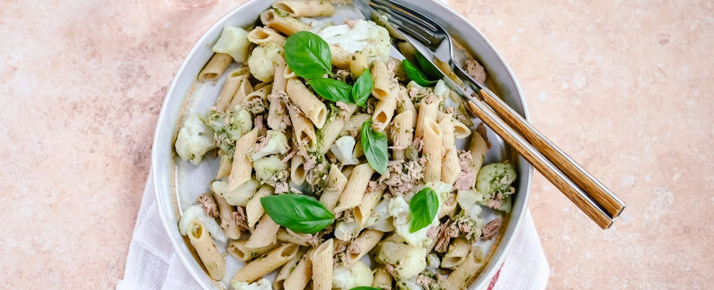 Makkelijke pasta met bloemkool, tonijn & pesto