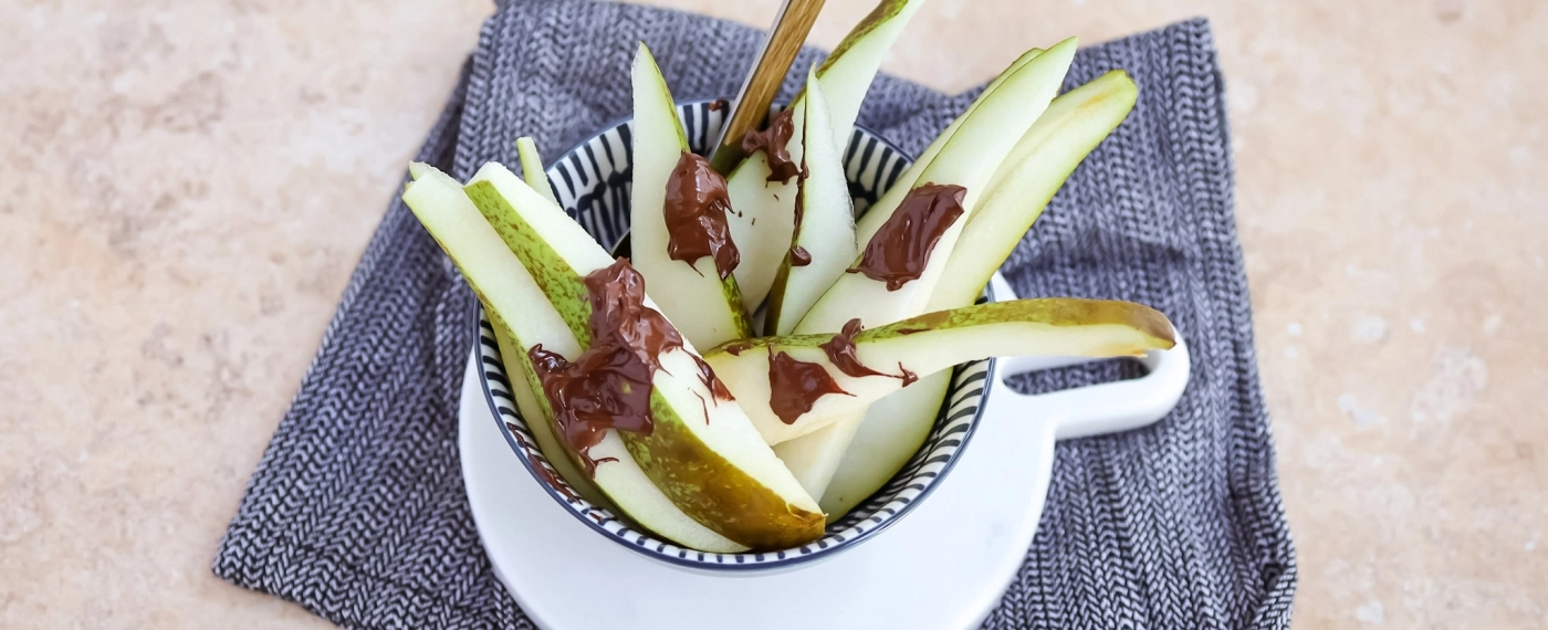 Peer met (gesmolten) pure chocolade