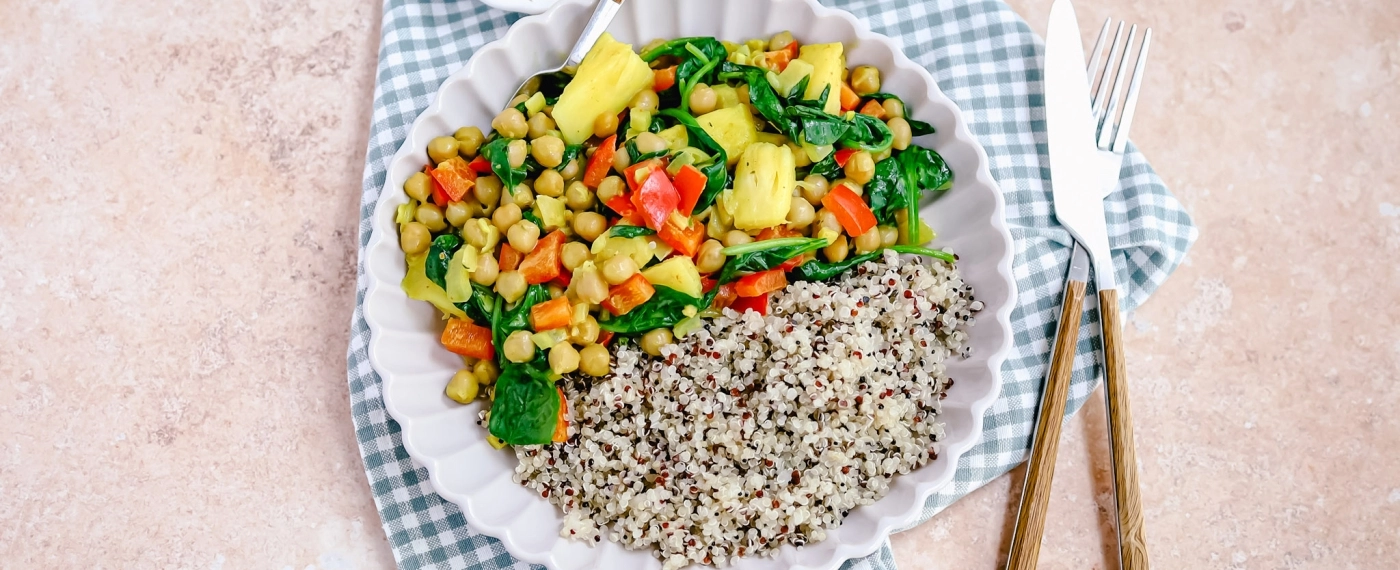 Quinoa met kikkererwten-ananas curry