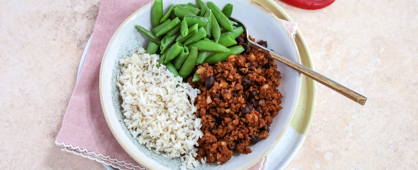 Rijst met gehakt, zwarte bonen & sugar snaps