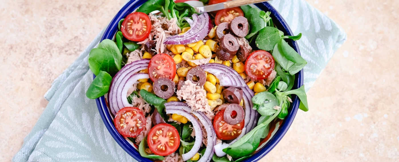 Salade met tonijn, maïs & olijven