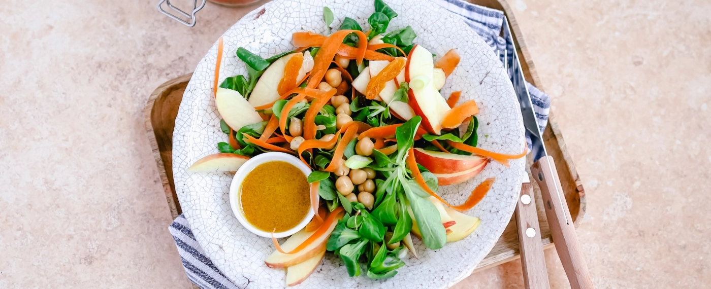 Salade met wortel, appel & kikkererwten