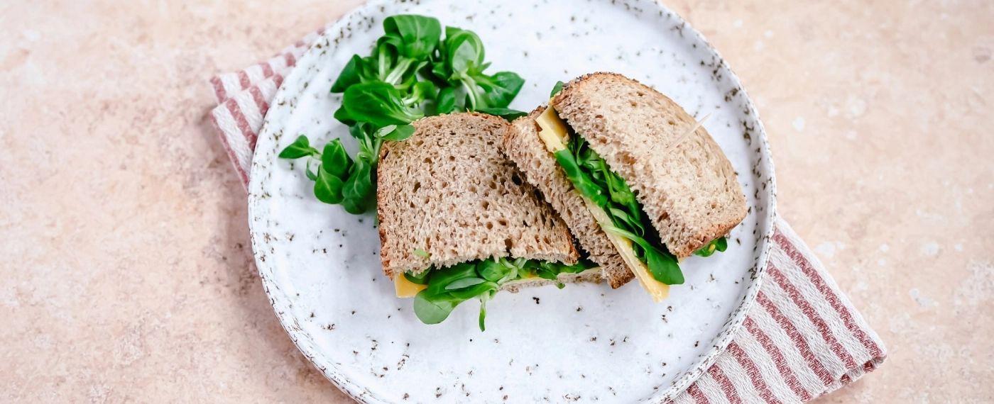Sandwich met kaas, veldsla & mosterd