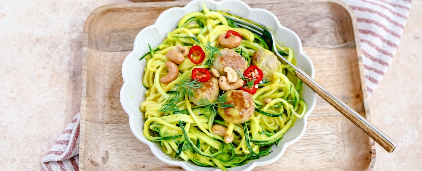 Courgetti met mango-kerriesaus & kipgehaktballetjes