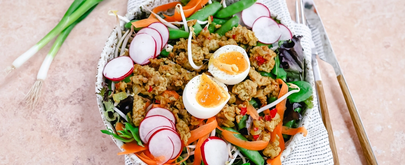 Salade met sugarsnaps & kruidig kipgehakt