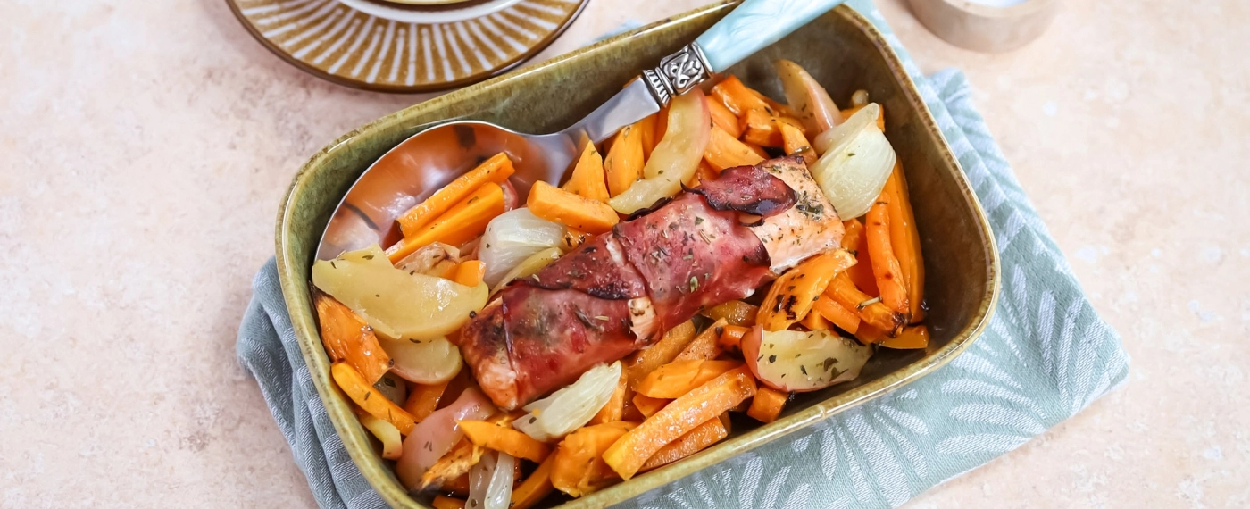 Traybake van zoete aardappel met wortel, appel & zalm