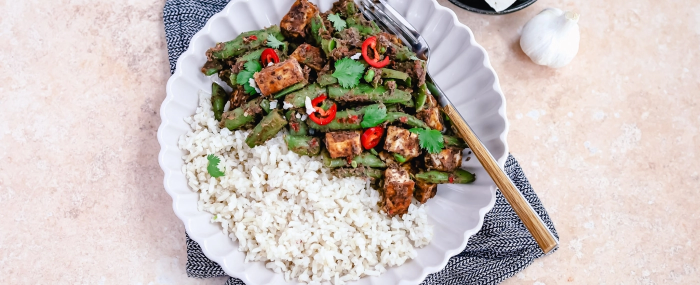 Bloemkoolrijst met tofu & sugar snaps in zwarte bonensaus