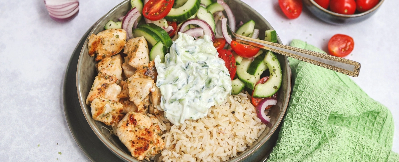 Kip bowl met bloemkoolrijst & tzatziki