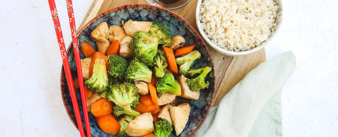 Kip roerbak met bloemkoolrijst, broccoli & wortel
