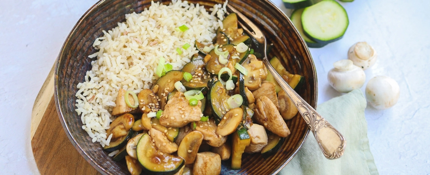 Kip roerbak met bloemkoolrijst, courgette & champignons