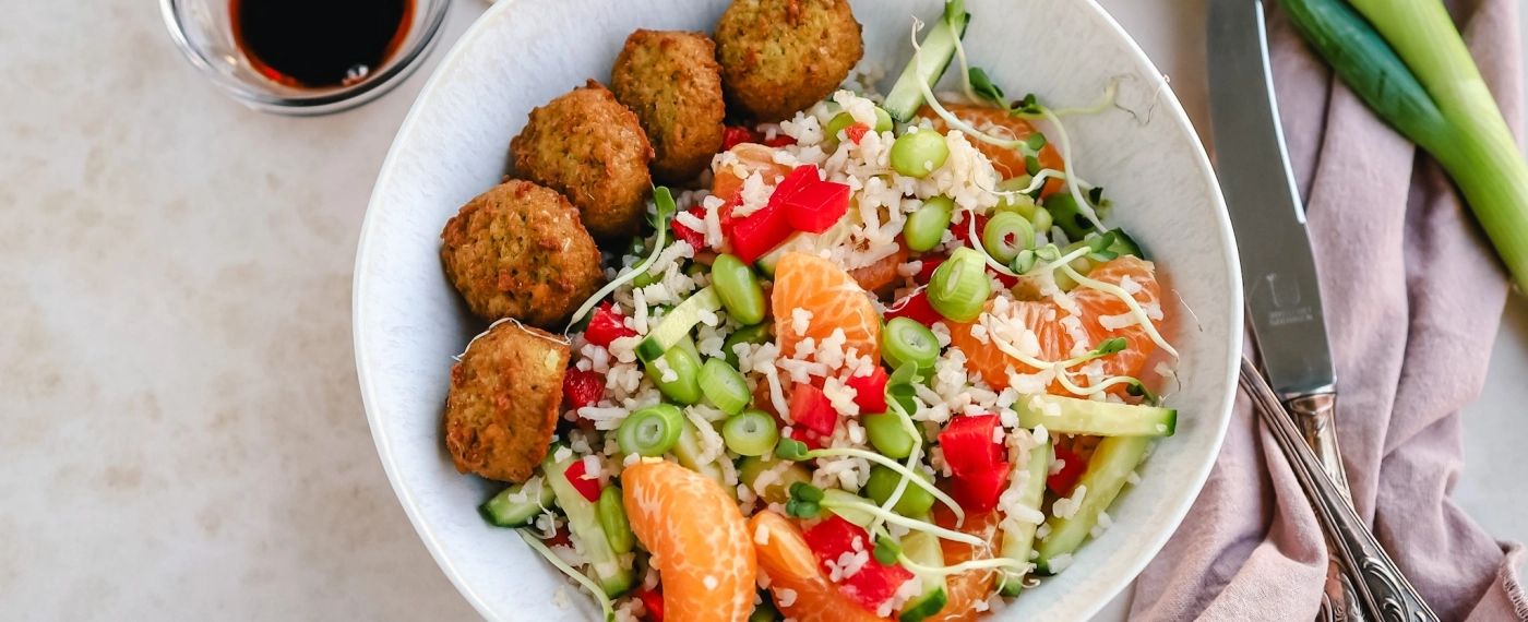 Rijstsalade van bloemkoolrijst met falafel & mandarijn