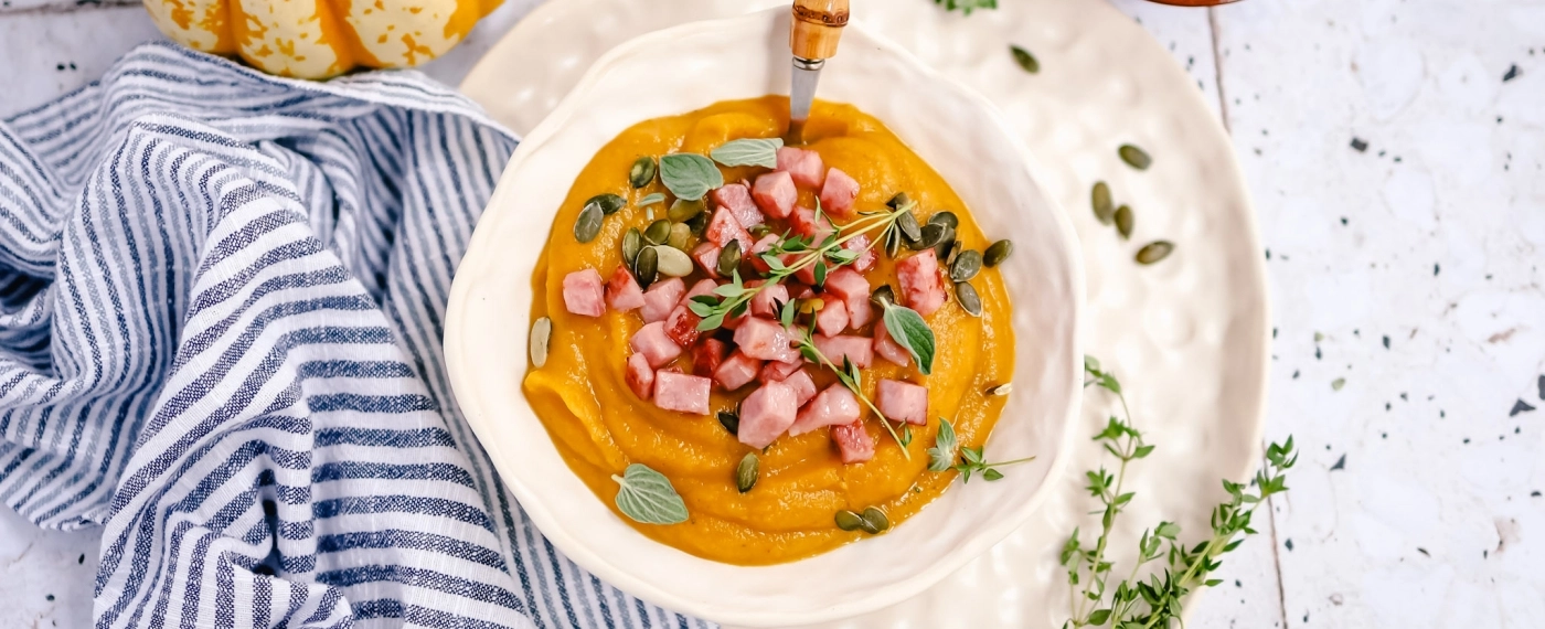 Pompoen-bloemkool soep met hamblokjes