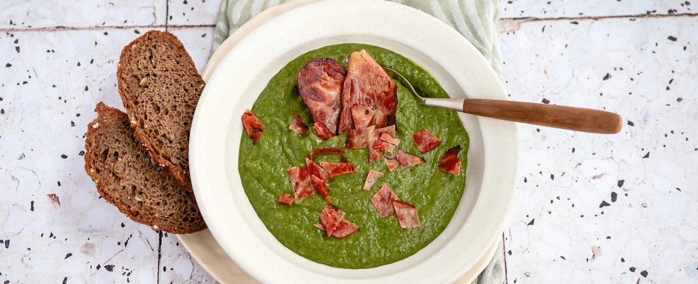 Romige boerenkool-courgette soep met bacon