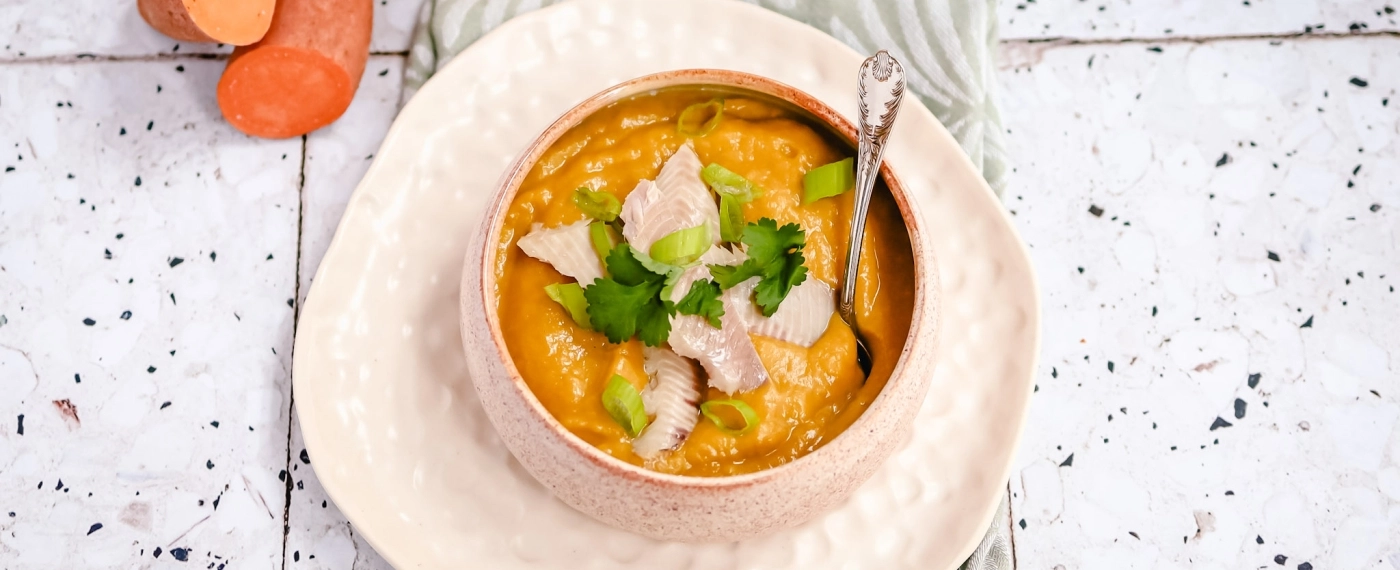 Zoete aardappel-prei soep met gerookte forel