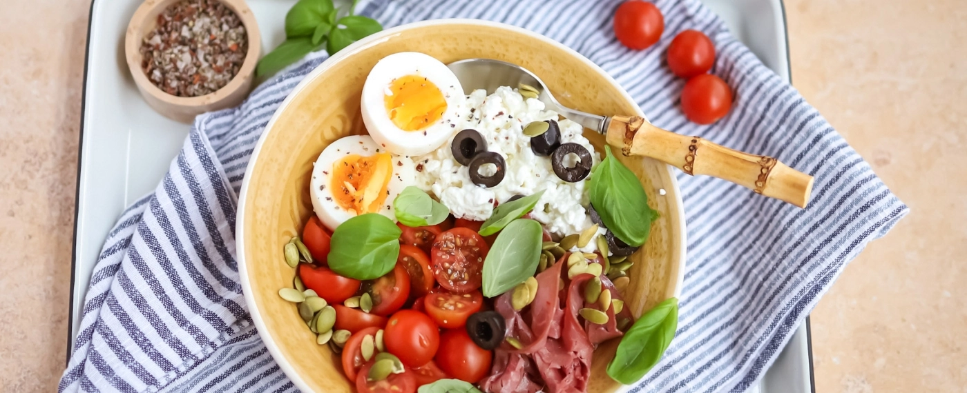 Cottage cheese ontbijtbowl met rookvlees & ei