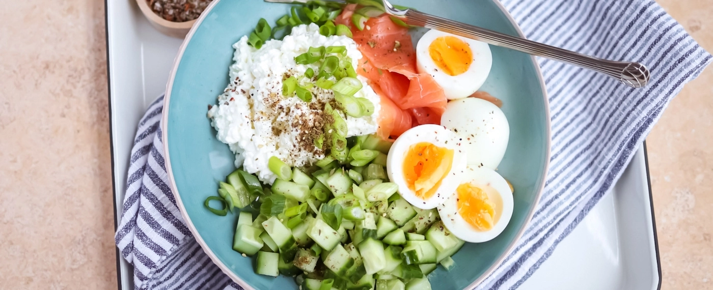 Cottage cheese ontbijtbowl met gerookte zalm & ei