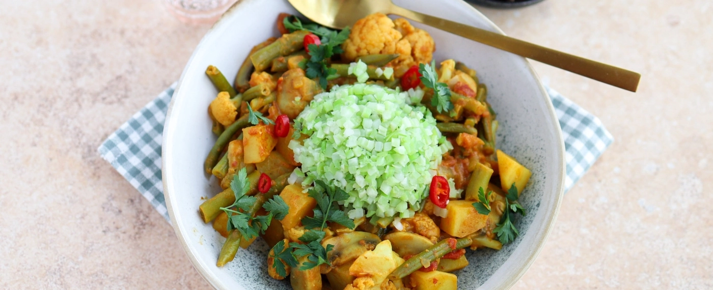 Curry met broccolirijst, bloemkool & sperziebonen