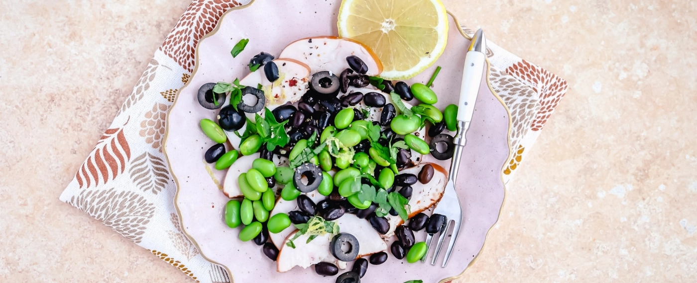 Gerookte kip met bonen, edamame & olijven