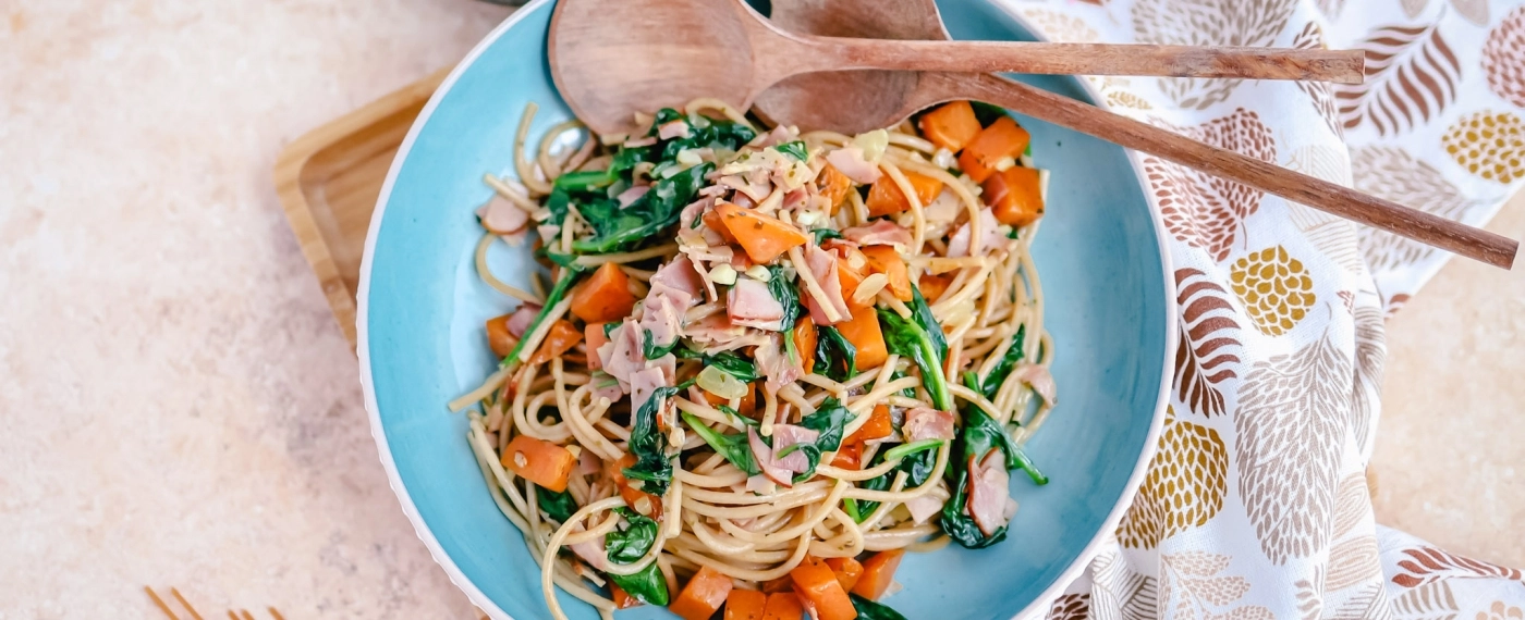 Spaghetti met zoete aardappel, spinazie & bacon
