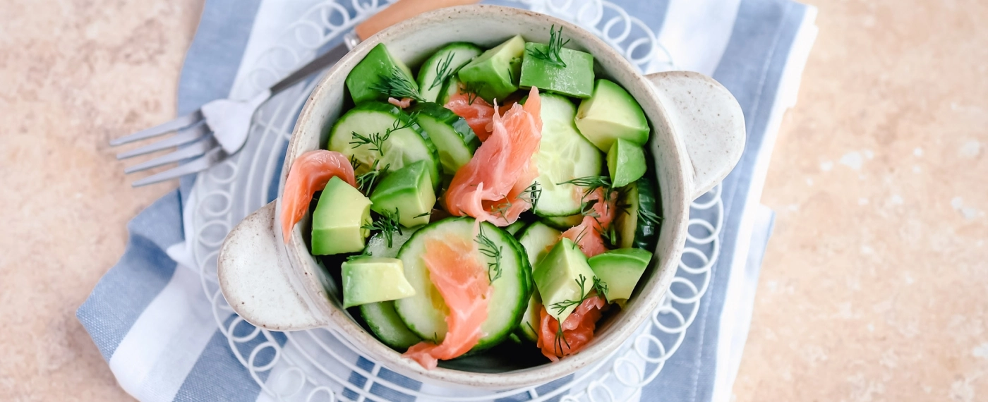Avocado, komkommer & gerookte zalm salade