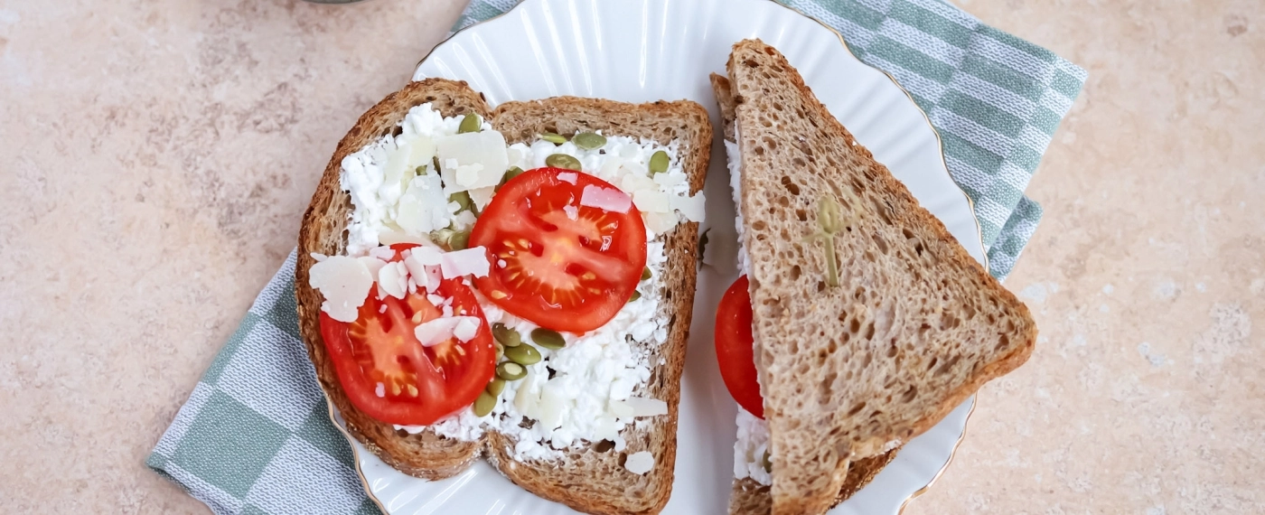 Brood met cottage cheese, pompoenpitten & tomaat