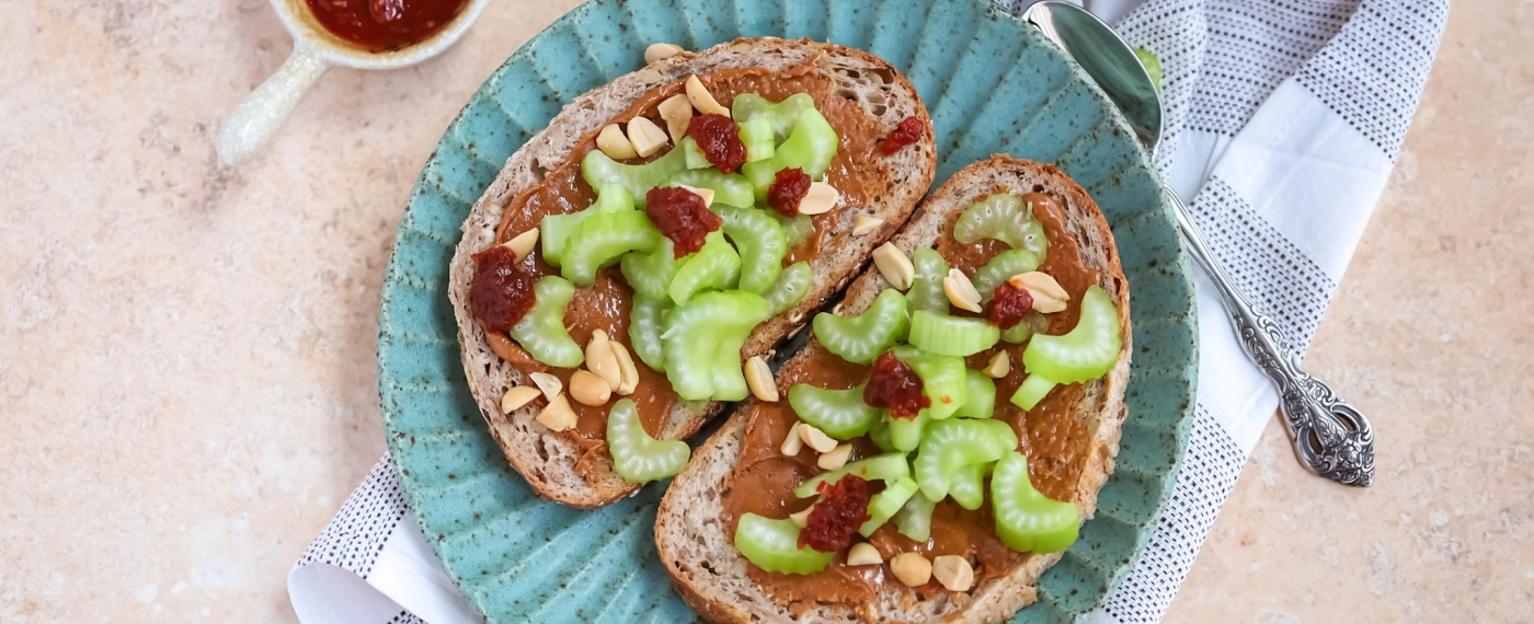 Brood met pindakaas & ringetjes bleekselderij