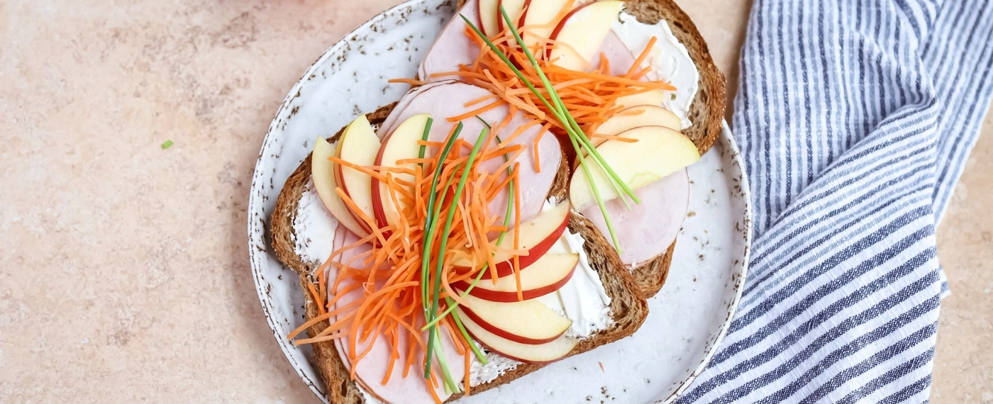 Brood met zuivelspread, kalkoenfilet, appel & wortel julienne