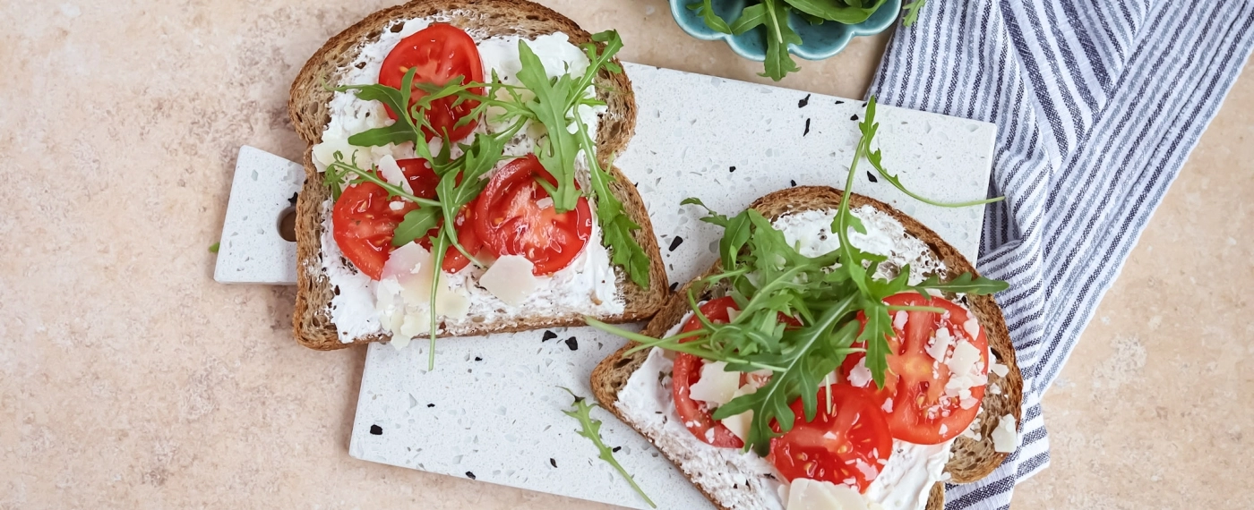 Brood met zuivelspread, tomaat & rucola