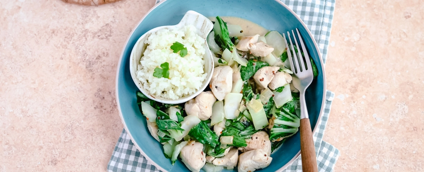Kip & paksoi in romige mosterdsaus met bloemkoolrijst