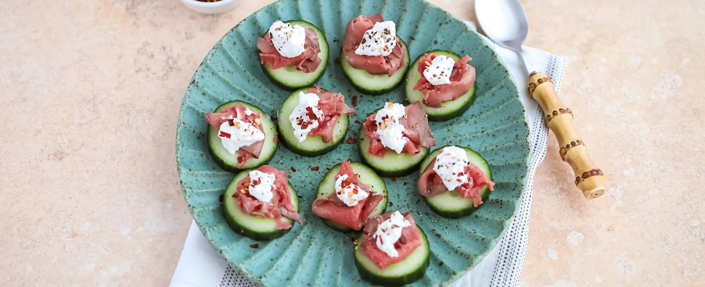 Komkommer met rosbief & ricotta