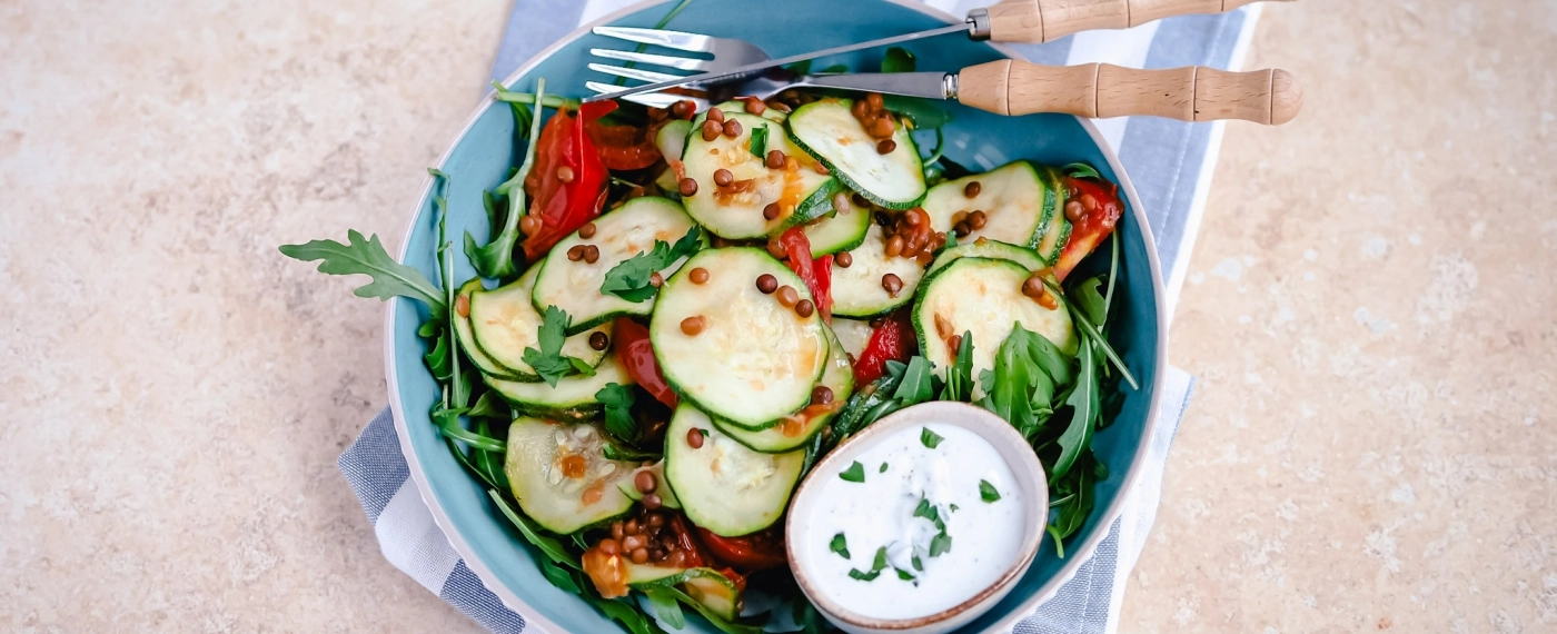 Linzensalade met tomaat & courgette